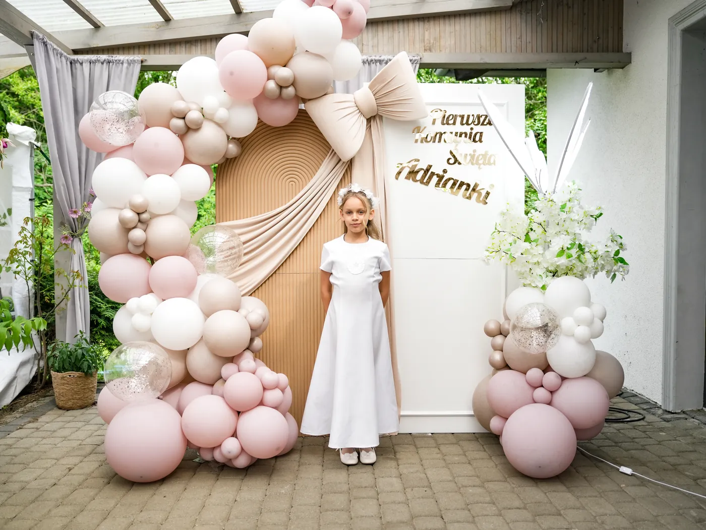 Komunia: łuk balonowy i strefa dla dzieci